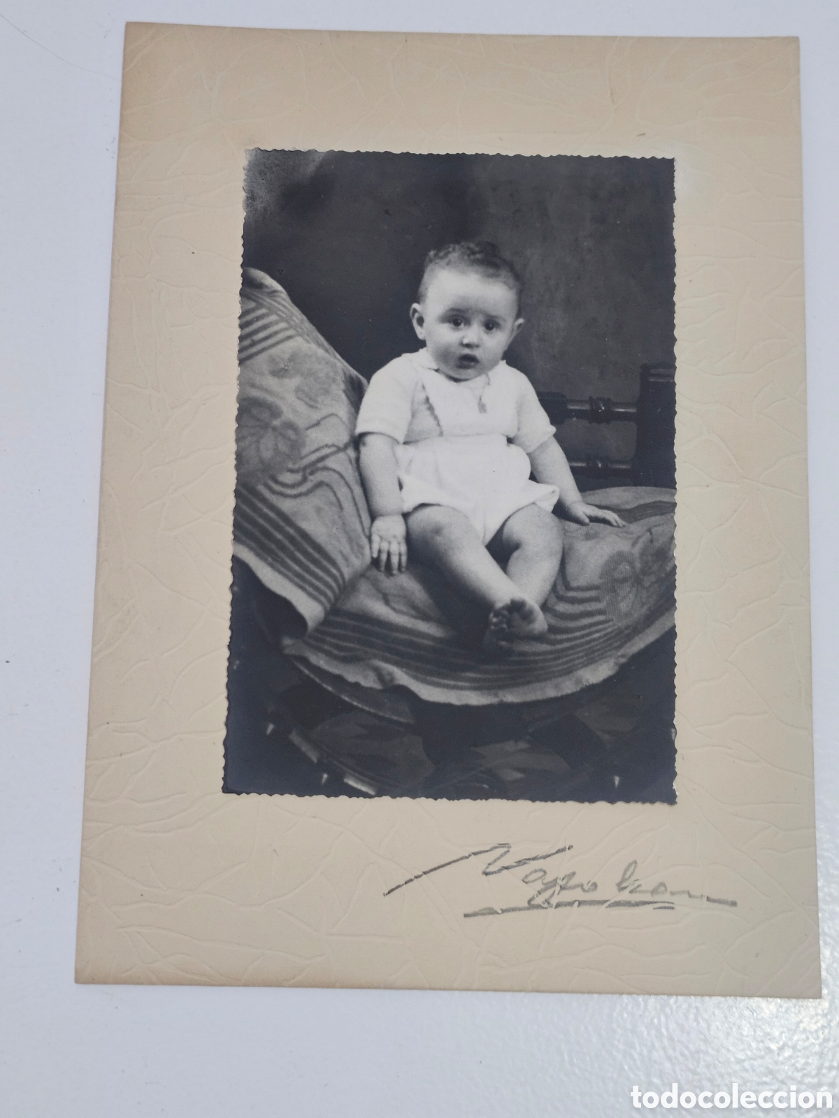 Fotografia antiga: Fotograf&iacute;a Antigua de Estudio - Retrato de Beb&eacute; en Paspart&uacute; (C. 1920s-1940s) / Firma Fot&oacute;grafo