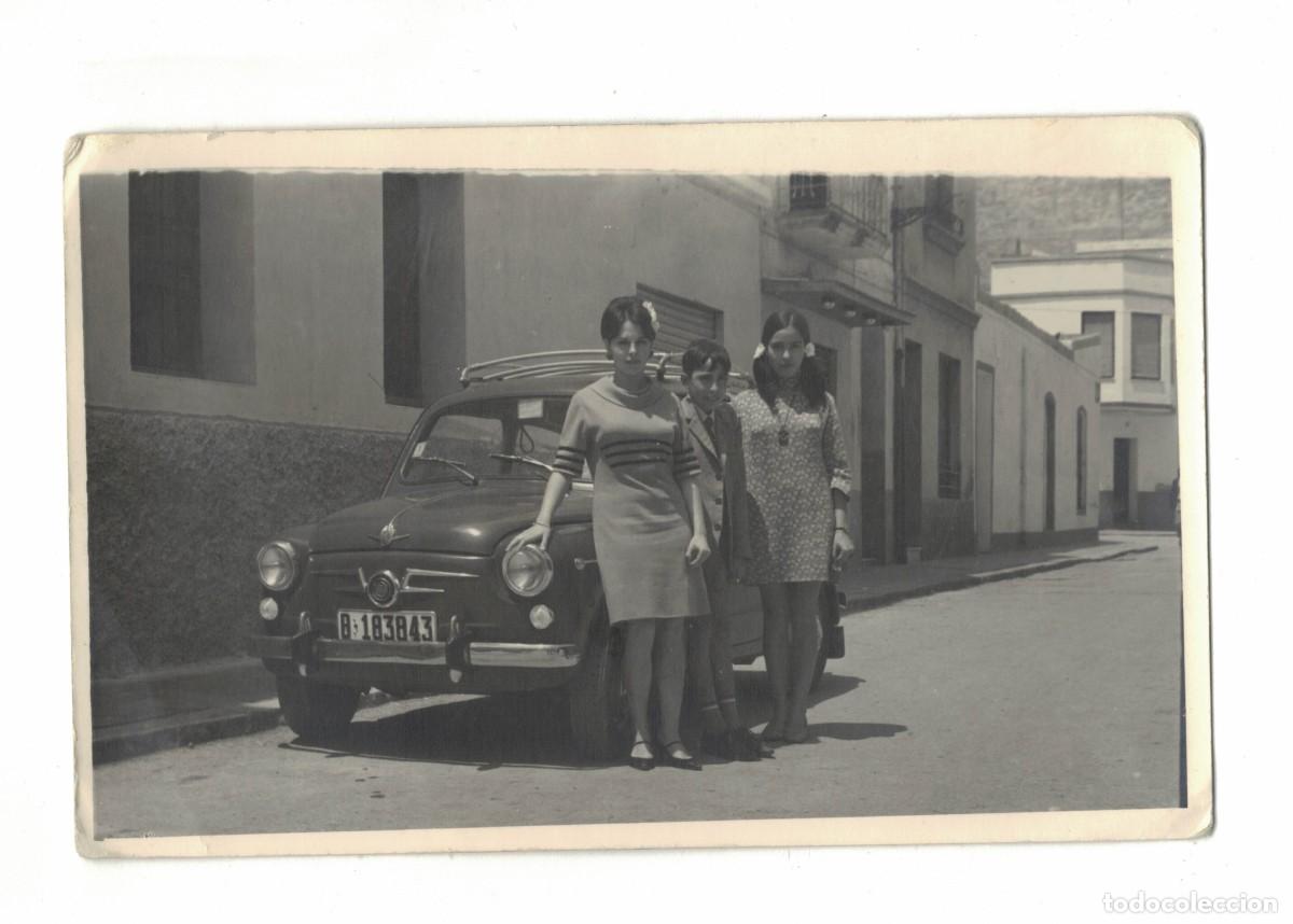 Fotografia antiga: Fotograf&iacute;a antigua &ndash; Mujeres junto a SEAT 600
