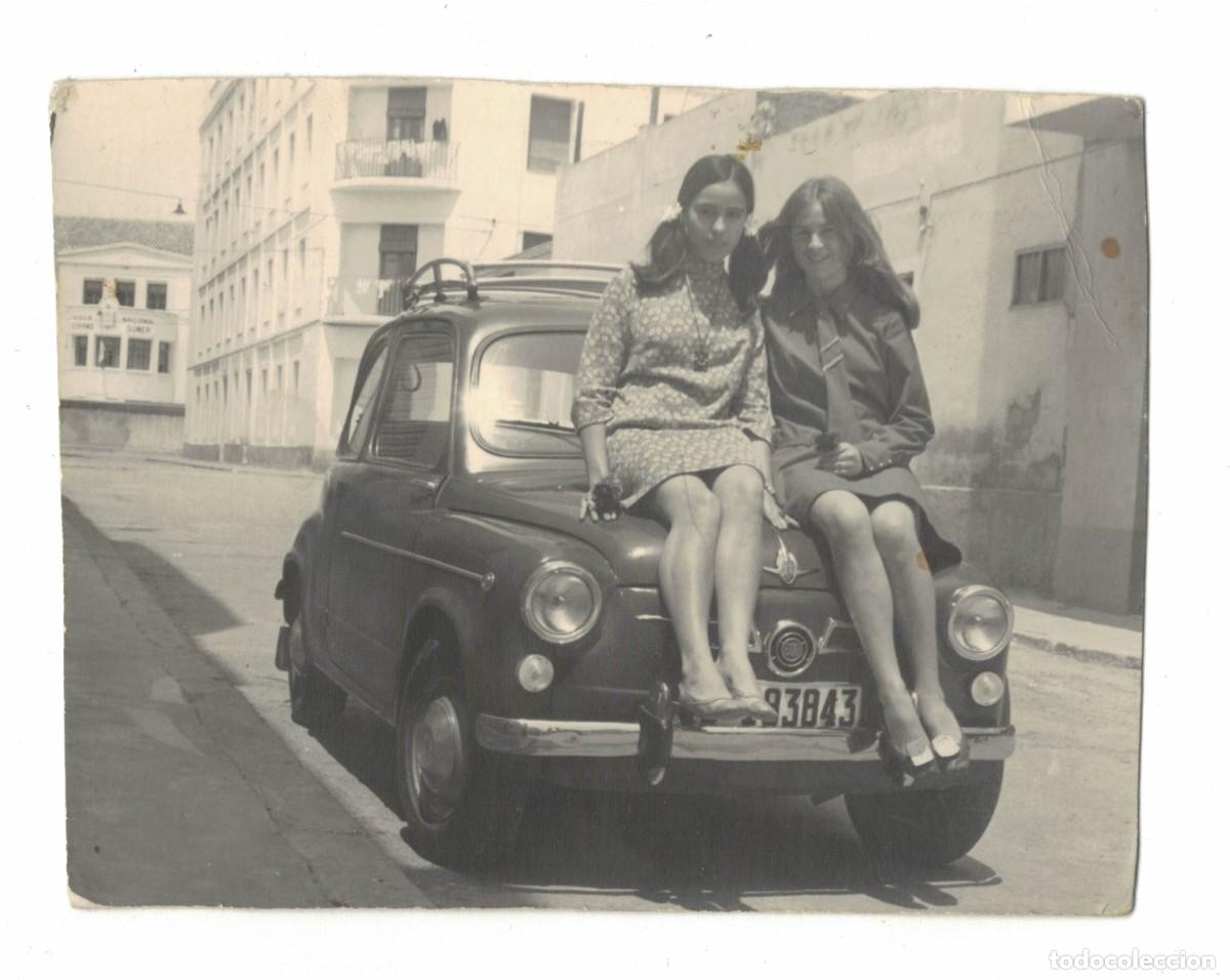 Fotografia antiga: Fotograf&iacute;a antigua &ndash; Dos mujeres sobre SEAT 600