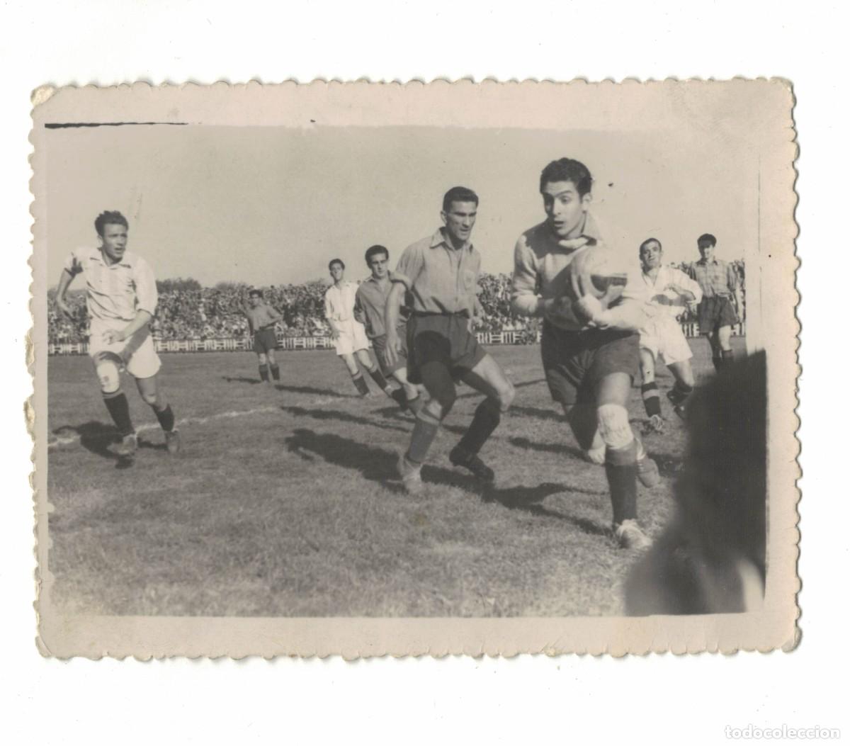 Antique Photography: ⚽ Fotograf&iacute;a antigua &ndash; Partido de f&uacute;tbol con jugadores en acci&oacute;n