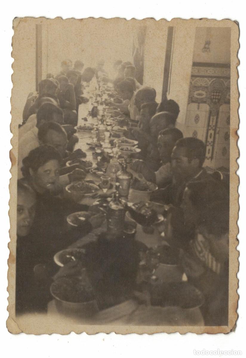 Fotografia antiga: Fotograf&iacute;a antigua &ndash; Comida popular con gran grupo en mesa larga