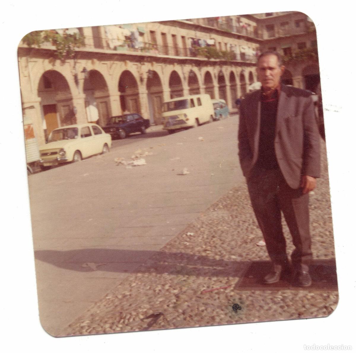 Antique Photography: Fotograf&iacute;a antigua &ndash; Hombre en plaza con SEAT 124, Renault 4 y furgoneta Ebro