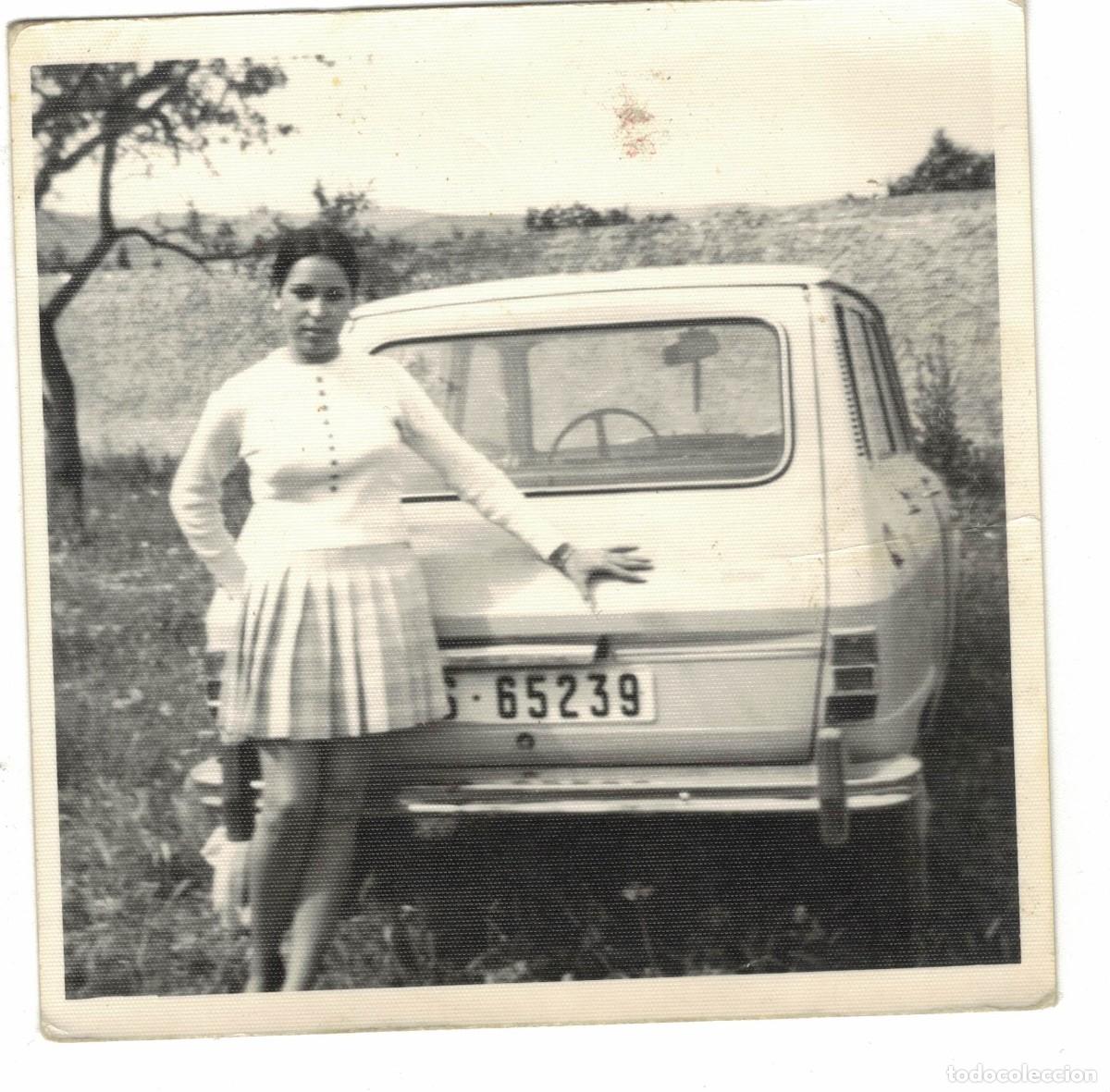 Antique Photography: Fotograf&iacute;a antigua &ndash; Mujer junto a Renault 8