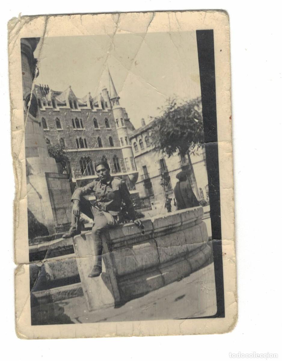 Alte Fotografie: Fotograf&iacute;a antigua &ndash; Soldado en la Plaza del Teatro, Le&oacute;n (1943)