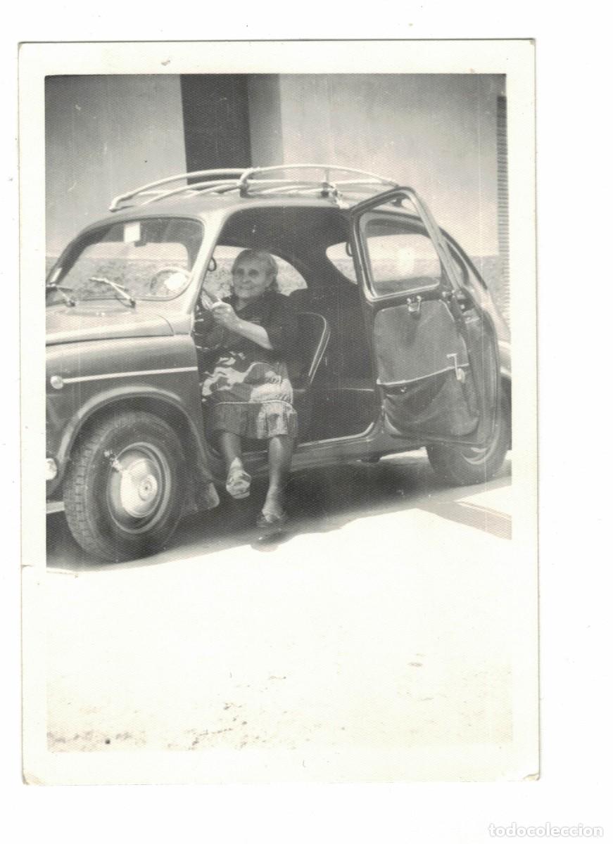 Photographie ancienne: Fotograf&iacute;a antigua &ndash; Mujer mayor al volante de un SEAT 600