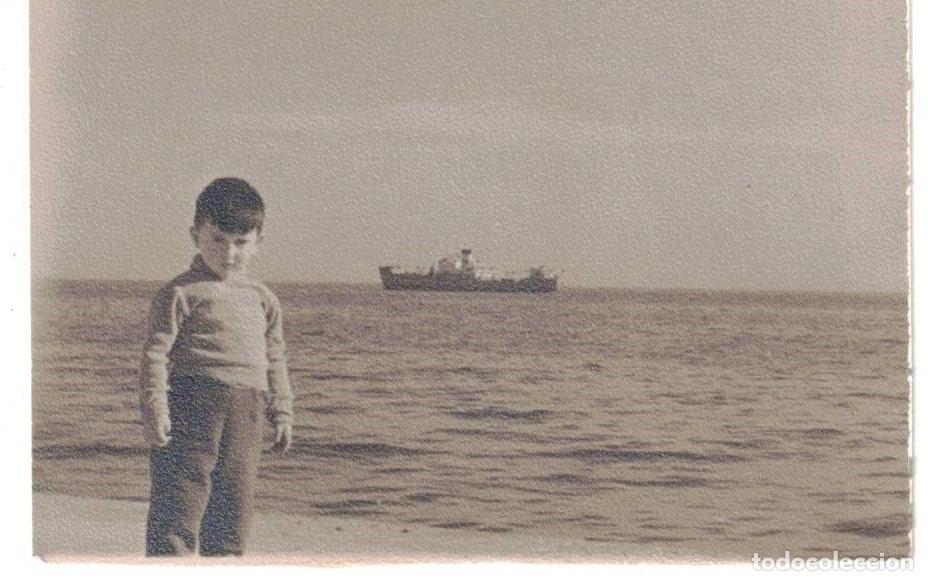 Fotografia antiga: :::: C429 - FOTOGRAFIA PEQUE&Ntilde;O FORMATO - NI&Ntilde;O JUNTO AL MAR ***