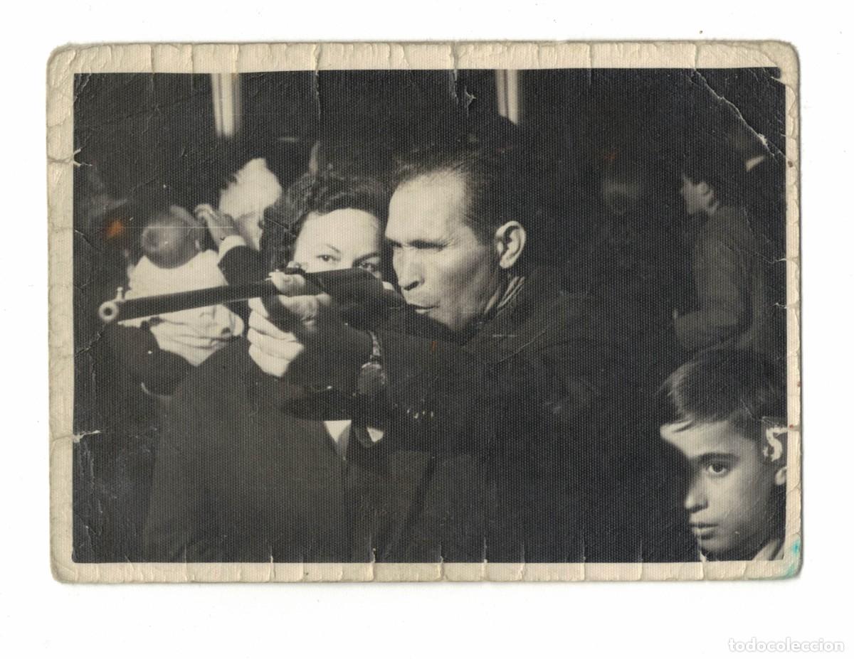 Fotografia antiga: Fotograf&iacute;a antigua &ndash; Hombre apuntando con carabina en feria