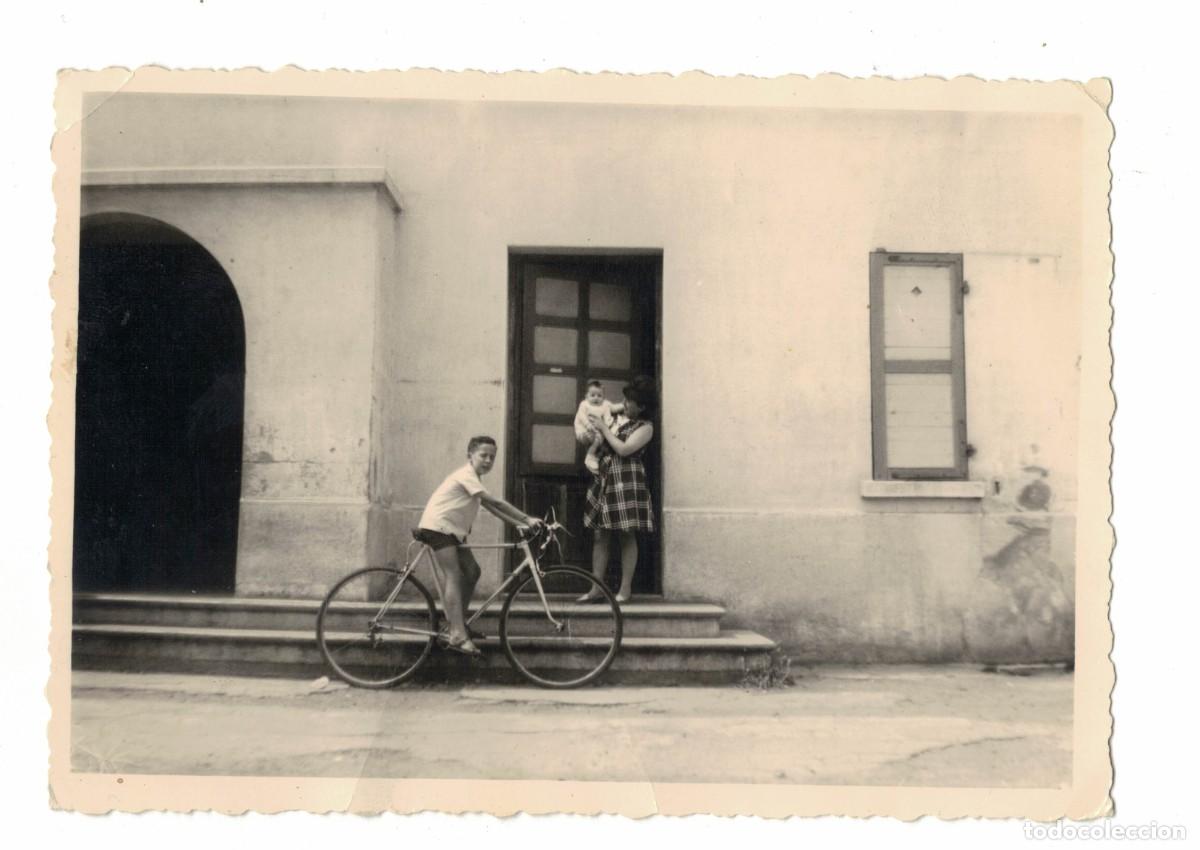 Fotografia antiga: Fotograf&iacute;a antigua &ndash; Ni&ntilde;o con bicicleta y madre con beb&eacute;
