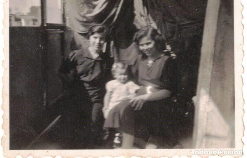 Fotografia antiga: :::: C431 - FOTOGRAFIA PEQUE&Ntilde;O FORMATO - DOS SE&Ntilde;ORAS CON UNA NI&Ntilde;ITA - 1941 ***