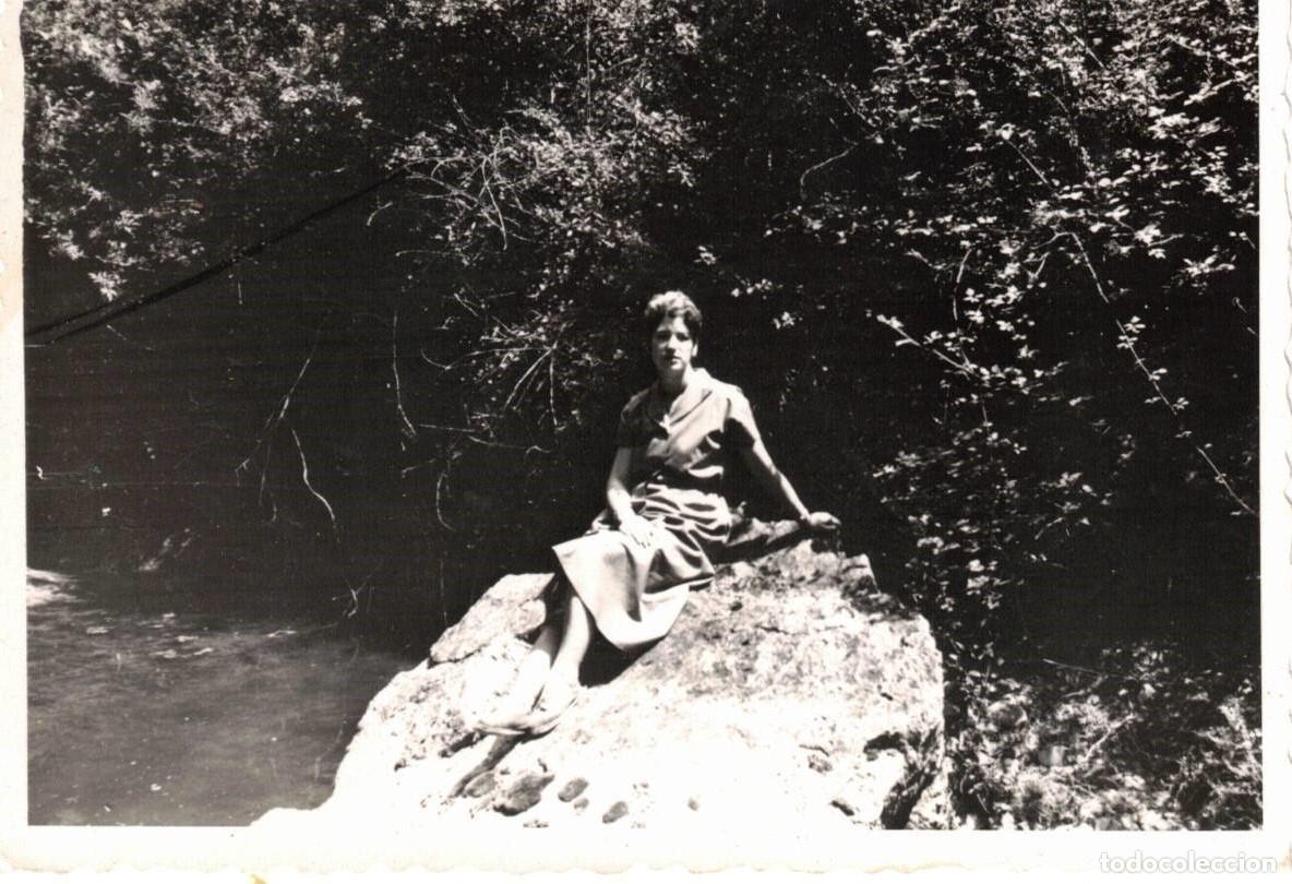 Fotografia antica: :::: D303 - FOTOGRAFIA - JOVEN SENTADA EN UNA ROCA