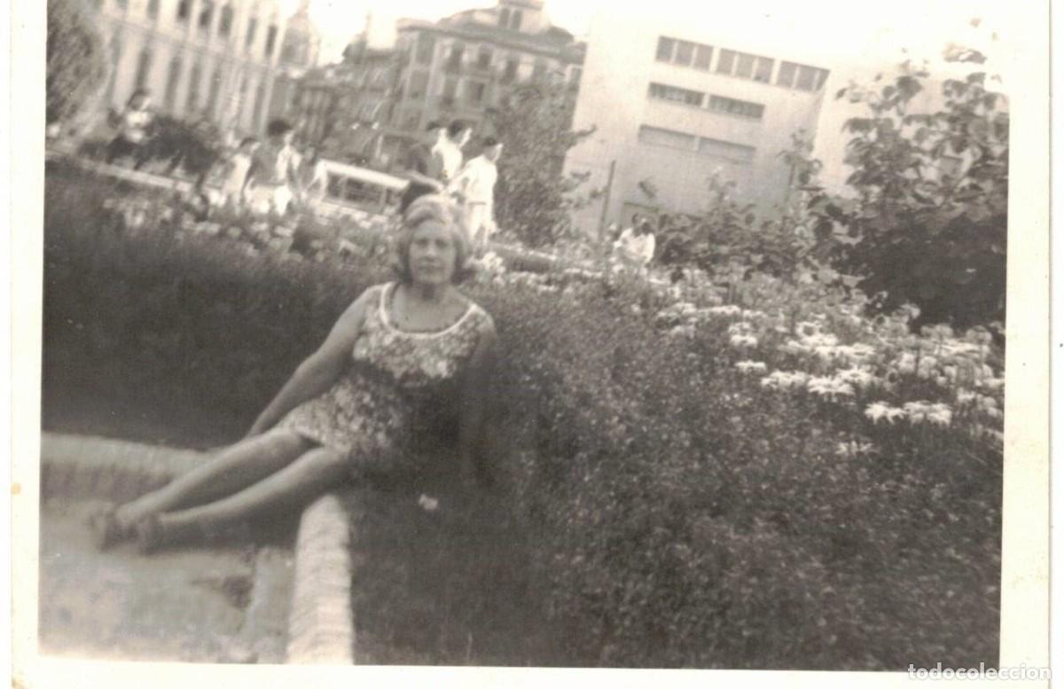 Fotografia antica: :::: D310 - FOTOGRAFIA - SE&Ntilde;ORA SENTADA EN UN JARD&Iacute;N