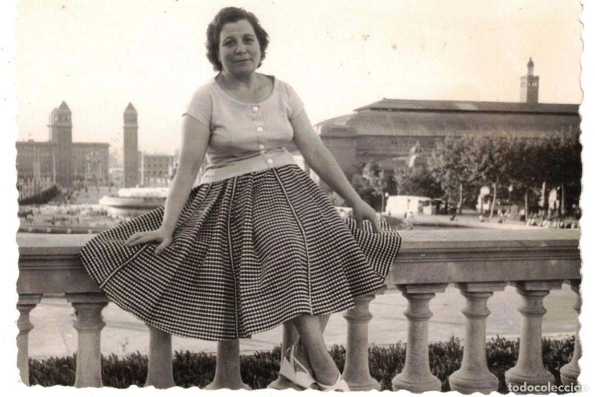 Fotografia antiga: :::: D329 - FOTOGRAFIA - SE&Ntilde;ORA SENTADA EN UNA BARANDILLA