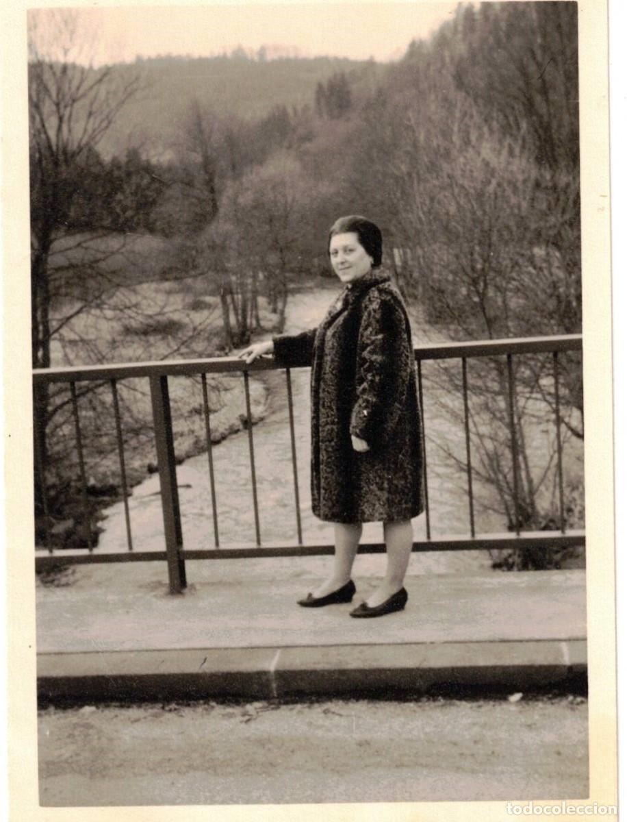 Fotografia antica: :::: D332 - FOTOGRAFIA - SE&Ntilde;ORA JUNTO A UN RIO