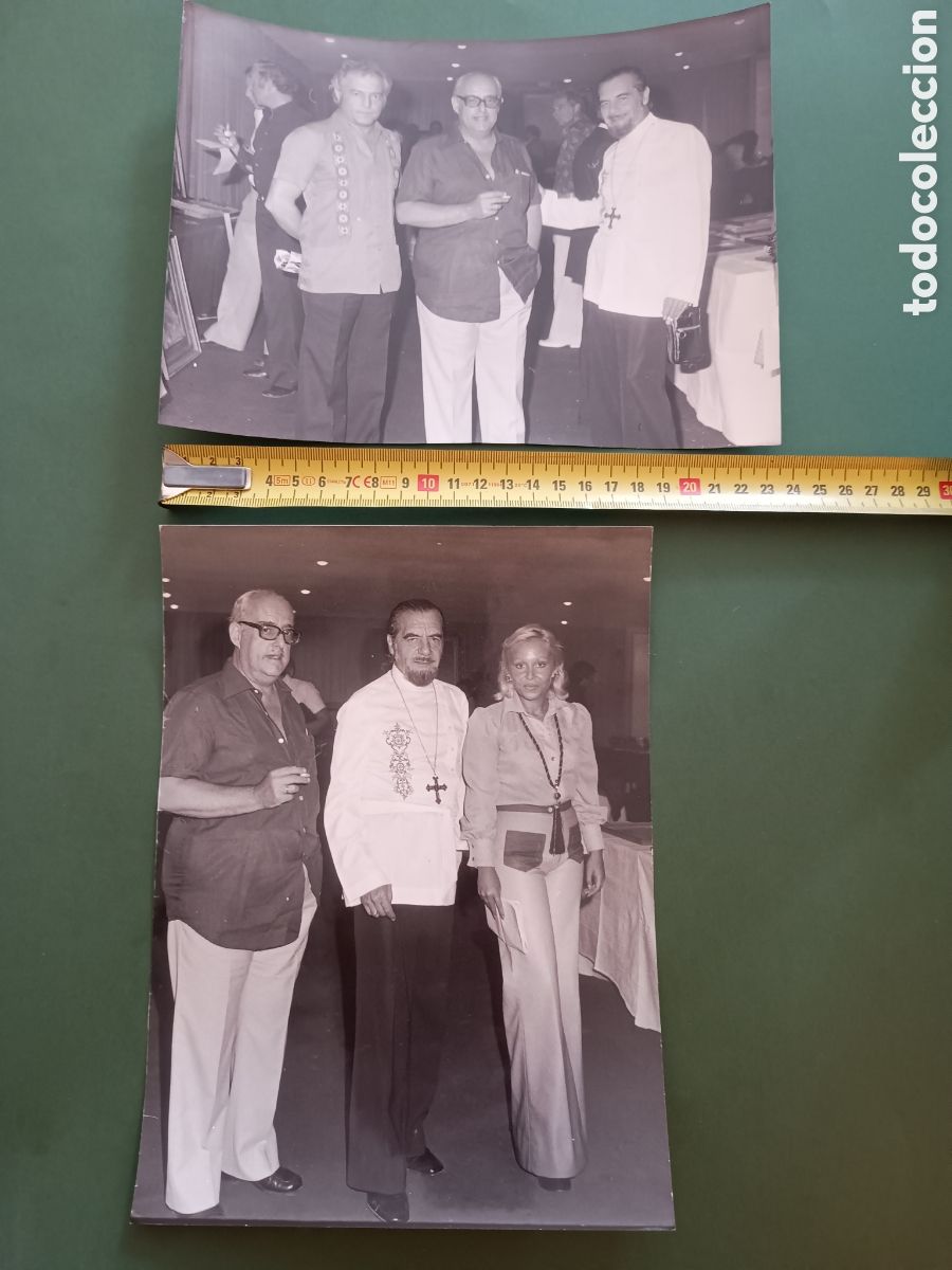 Fotograf&iacute;a antigua: 2 FOTOGRAF&Iacute;AS DE 1976 - MARQUES DE TORO Y CONDE DE LOS VILLARES CON EL PINTOR CARAL (ALBERTO HDEZ)