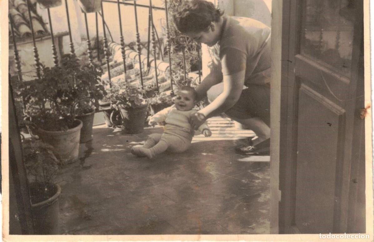 Fotografia antica: :::: D342 - FOTOGRAFIA - SE&Ntilde;ORA CON SU BEB&Eacute; 1964