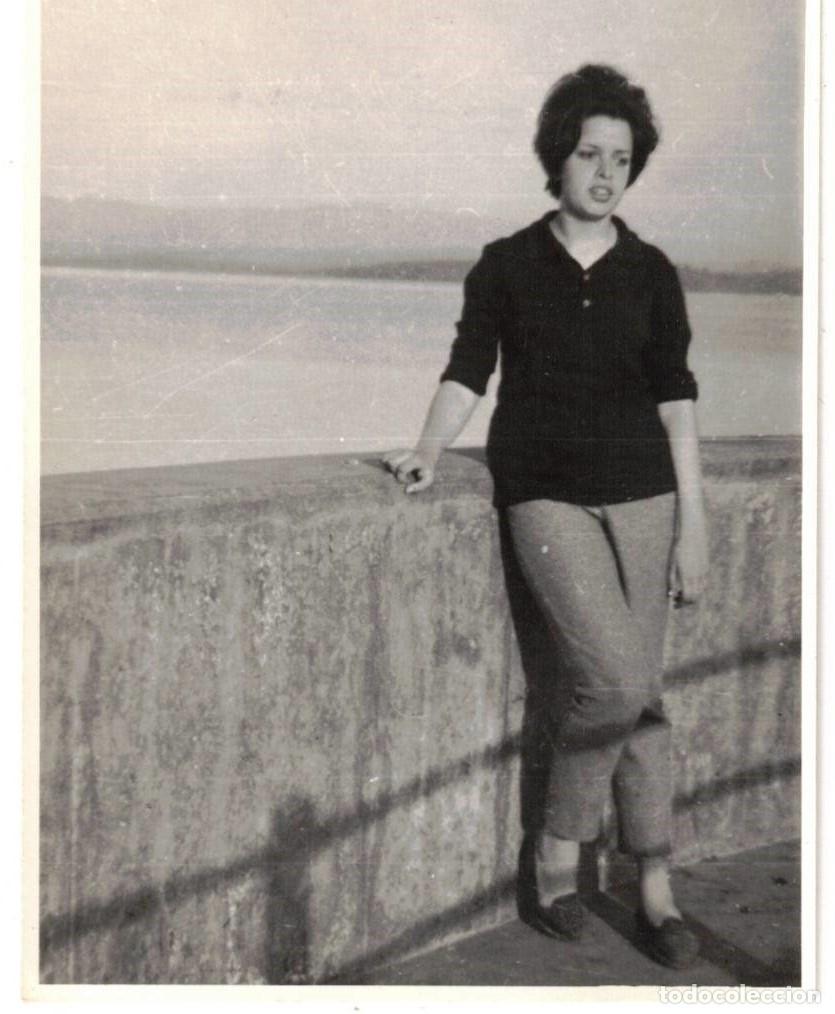 Fotografia antica: :::: D343 - FOTOGRAFIA - SE&Ntilde;ORA APOYADA EN UN MURO