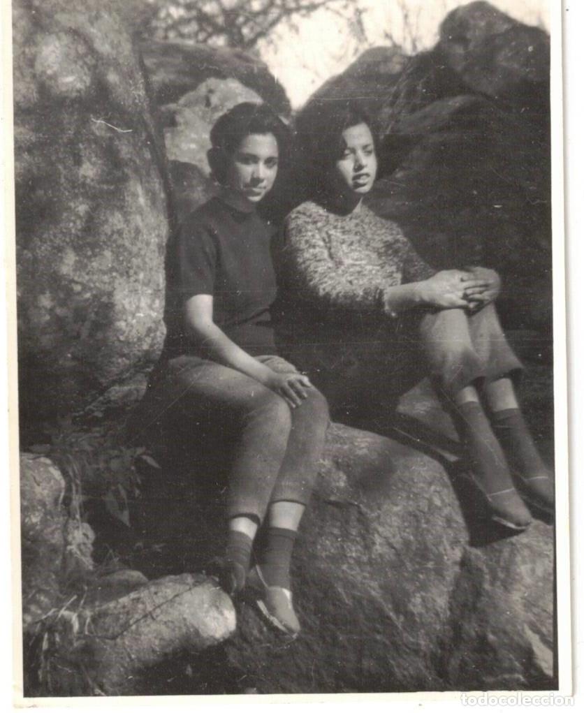 Fotografia antiga: :::: D366 - FOTOGRAFIA - DOS JOVENES AMIGAS SENTADAS EN UNA ROCA