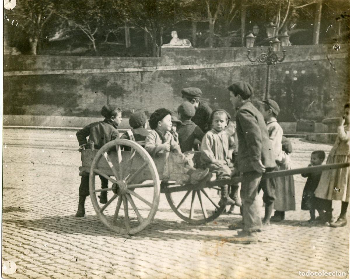 Fotografia antiga: Ni&ntilde;os con un carret&oacute;n - Fotograf&iacute;a art&iacute;stica antigua s. XX