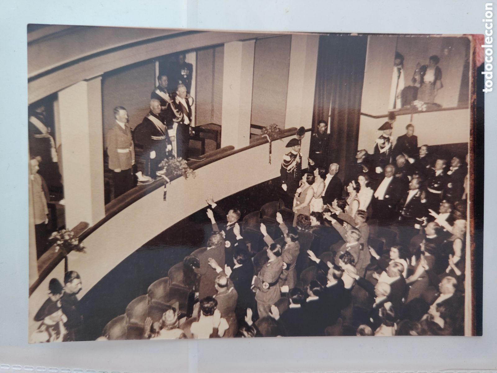 Fotografia antiga: Hitler y Mussolini en el teatro aclamados por el p&uacute;blico.