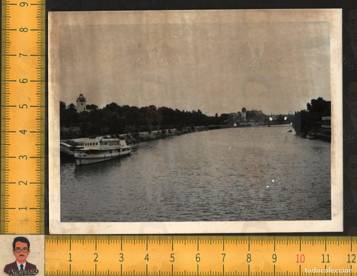 Alte Fotografie: VISTA R&Iacute;O GUADALQUIVIR SEVILLA - BARCO ATRACADO MUELLE PUERTO FLUVIAL - FOTO ANTIGUA A&Ntilde;OS 50/60
