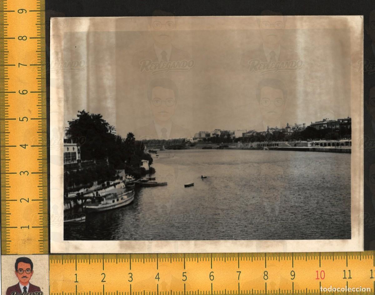 Alte Fotografie: VISTA R&Iacute;O GUADALQUIVIR SEVILLA - BARCOS ATRACADOS PUENTE MUELLES - FOTOGRAF&Iacute;A ANTIGUA A&Ntilde;OS 50/60
