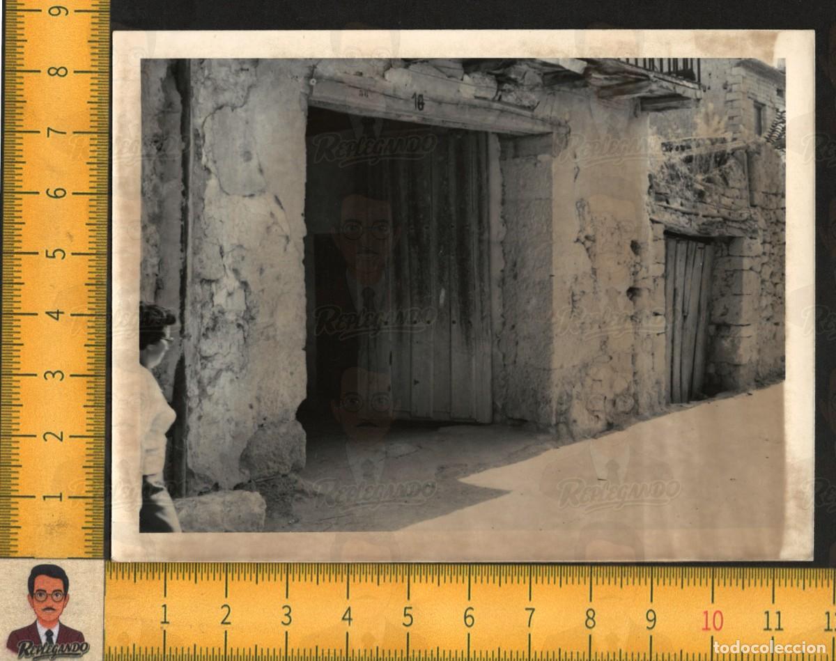 Fotografia antiga: FACHADA CASA ANTIGUA SEVILLA - PORTONES MADERA MUROS DETERIORADOS - FOTOGRAF&Iacute;A ANTIGUA A&Ntilde;OS 50/60