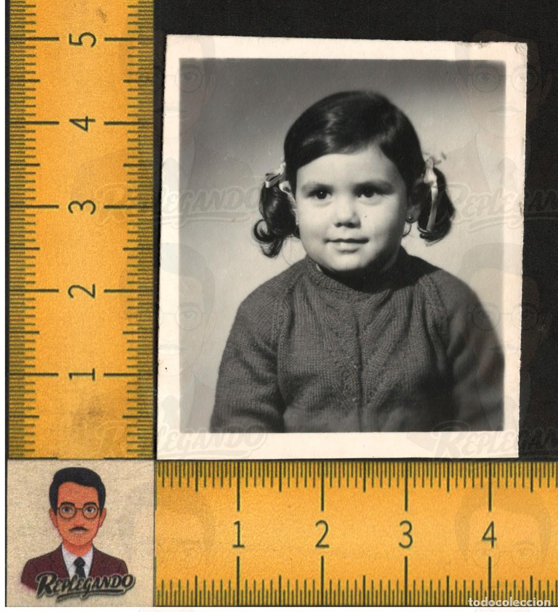 Fotografia antiga: RETRATO SIMP&Aacute;TICA NI&Ntilde;A COLETAS LAZOS PENDIENTES - FOTOGRAF&Iacute;A ANTIGUA TIPO CARN&Eacute; ESTUDIO A&Ntilde;O 1969