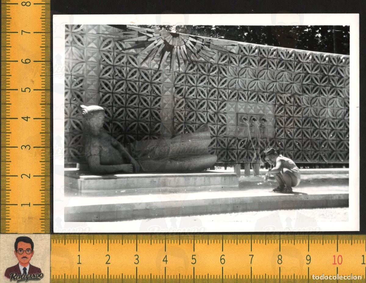 Fotografia antiga: FUENTE GLORIETA SANTIAGO MONTOTO PARQUE MAR&Iacute;A LUISA SEVILLA ESCULTURA MUJER - FOTO ANTIGUA A&Ntilde;O 1969