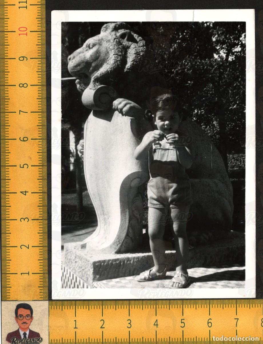Alte Fotografie: NI&Ntilde;A JUNTO ESCULTURA LE&Oacute;N MONUMENTAL - PARQUE MAR&Iacute;A LUISA SEVILLA - FOTOGRAF&Iacute;A ANTIGUA A&Ntilde;O 1969