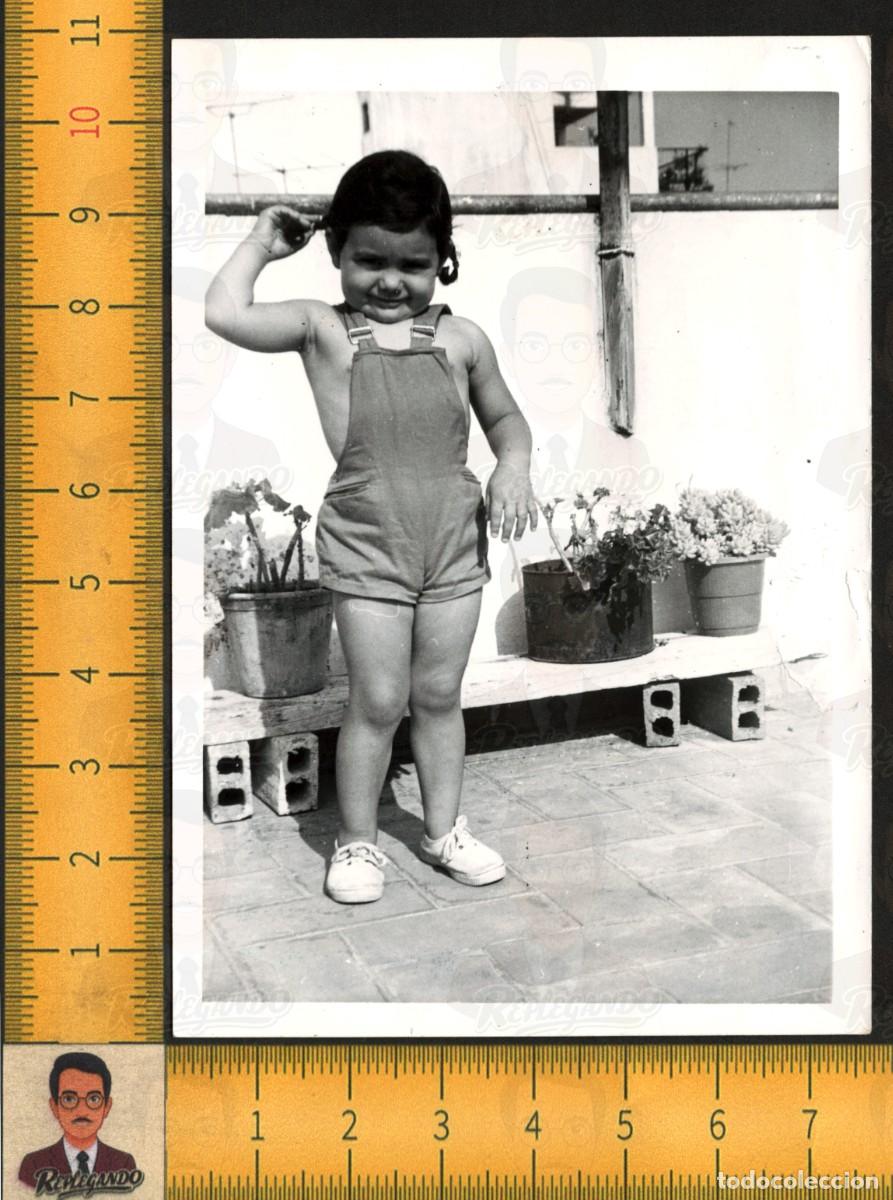 Alte Fotografie: SIMP&Aacute;TICA NI&Ntilde;A FELIZ SONRIENTE PETO CORTO - MACETAS FLORES TERRAZA AZOTEA - FOTO ANTIGUA A&Ntilde;O 1969