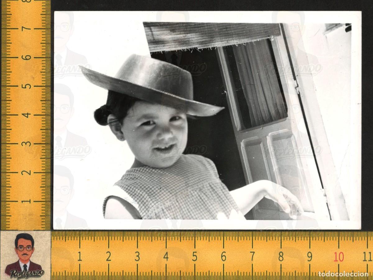 Alte Fotografie: RETRATO ART&Iacute;STICO NI&Ntilde;A SONRIENTE SOMBRERO - MACETAS FLORES TERRAZA - FOTO ANTIGUA A&Ntilde;OS 50/60