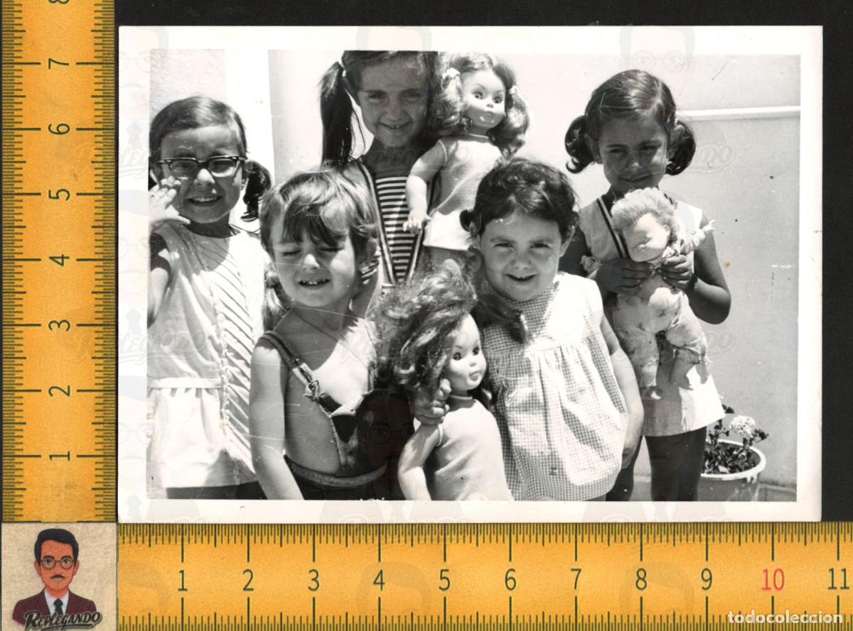 Alte Fotografie: CINCO NI&Ntilde;AS JUEGAN MU&Ntilde;ECAS MARTA NOVO GAMA - JUGUETES INFANCIA - FOTOGRAF&Iacute;A ANTIGUA A&Ntilde;O 1969