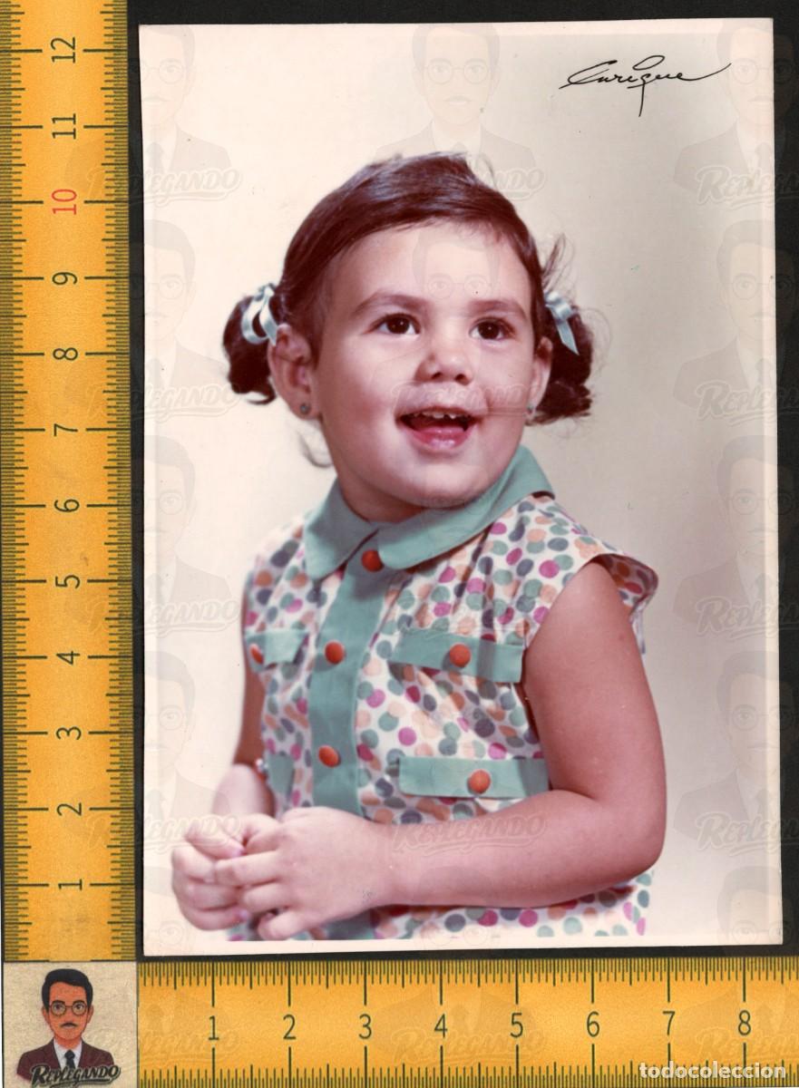 Alte Fotografie: RETRATO NI&Ntilde;A SONRIENTE COLETAS LAZOS - VESTIDO LUNARES - FOTOGRAF&Iacute;A ANTIGUA COLOR A&Ntilde;O 1969