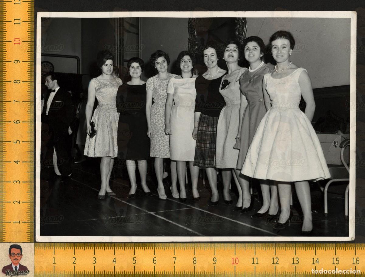 Alte Fotografie: SIETE MUJERES ELEGANTES VESTIDOS FIESTA REUNI&Oacute;N SOCIAL - FOTOGRAF&Iacute;A ANTIGUA SALISBURY A&Ntilde;O 1961