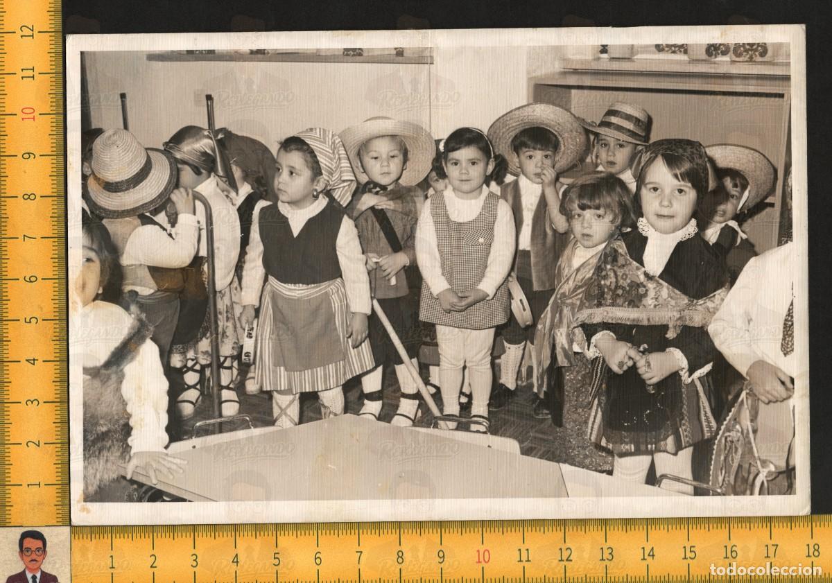 Alte Fotografie: NI&Ntilde;OS DISFRAZADOS TRAJES REGIONALES SOMBREROS - FIESTA ESCOLAR NAVIDAD - FOTO ANTIGUA SEVILLA 1969