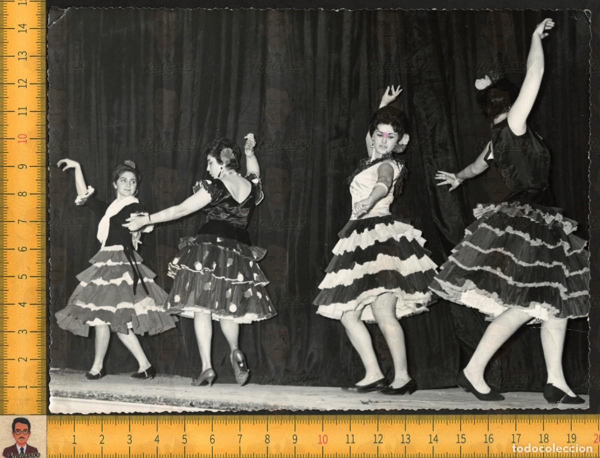 Fotografia antiga: CUATRO BAILAORAS FLAMENCAS BAILE ESPA&Ntilde;OL - VESTIDOS VOLANTES ESCENARIO - FOTO ANTIGUA SALISBURY 1962
