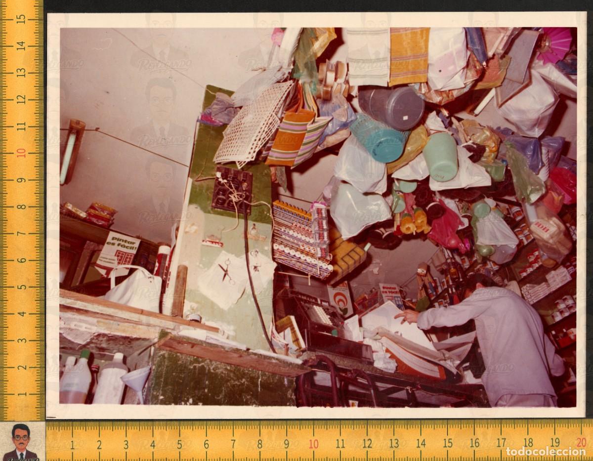 Alte Fotografie: INTERIOR TIENDA ANTIGUA DROGUER&Iacute;A PINTURAS - MOSTRADOR PRODUCTOS HOGAR - FOTO &iquest;SEVILLA? A&Ntilde;OS 70