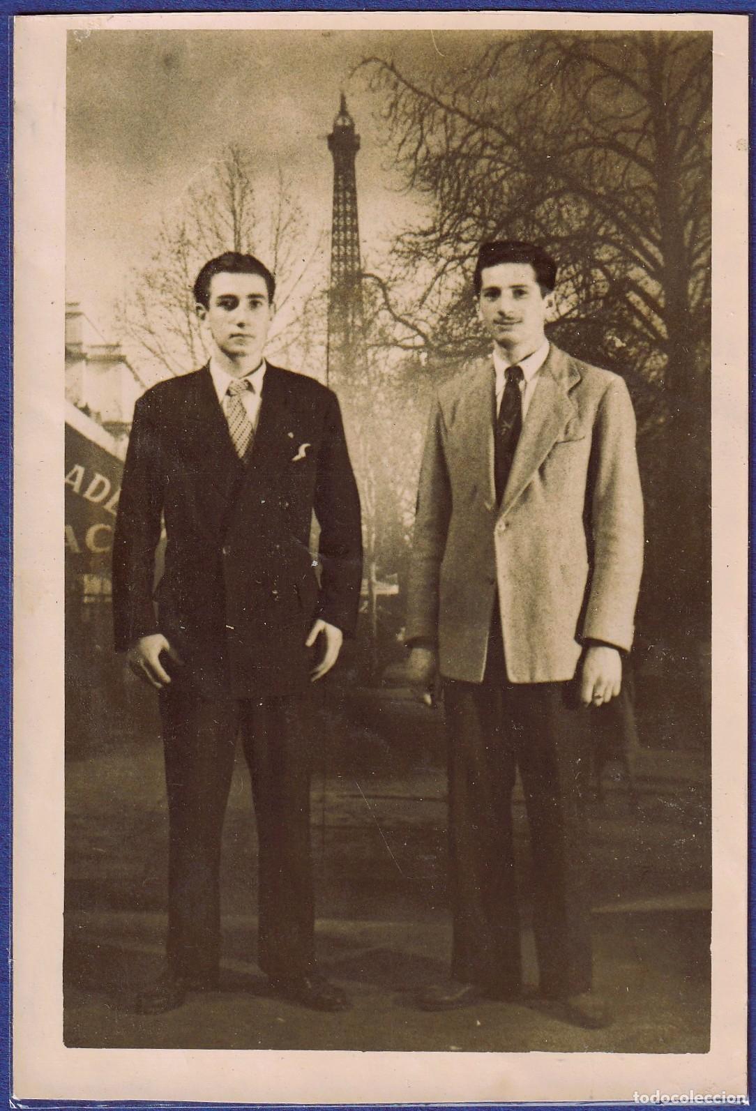 Alte Fotografie: Foto minutero argentina con decorado Torre Eiffel y dedicatoria divertida 1951 - CLC