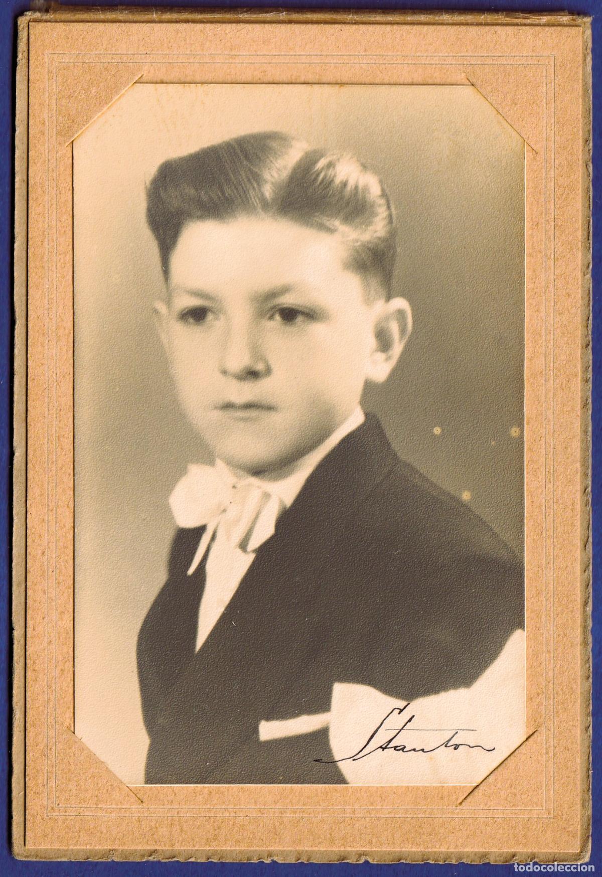 Alte Fotografie: Retrato de estudio de un ni&ntilde;o de comuni&oacute;n, d&eacute;cada de los 20, en carpetilla, Estudio Stanton - CLC