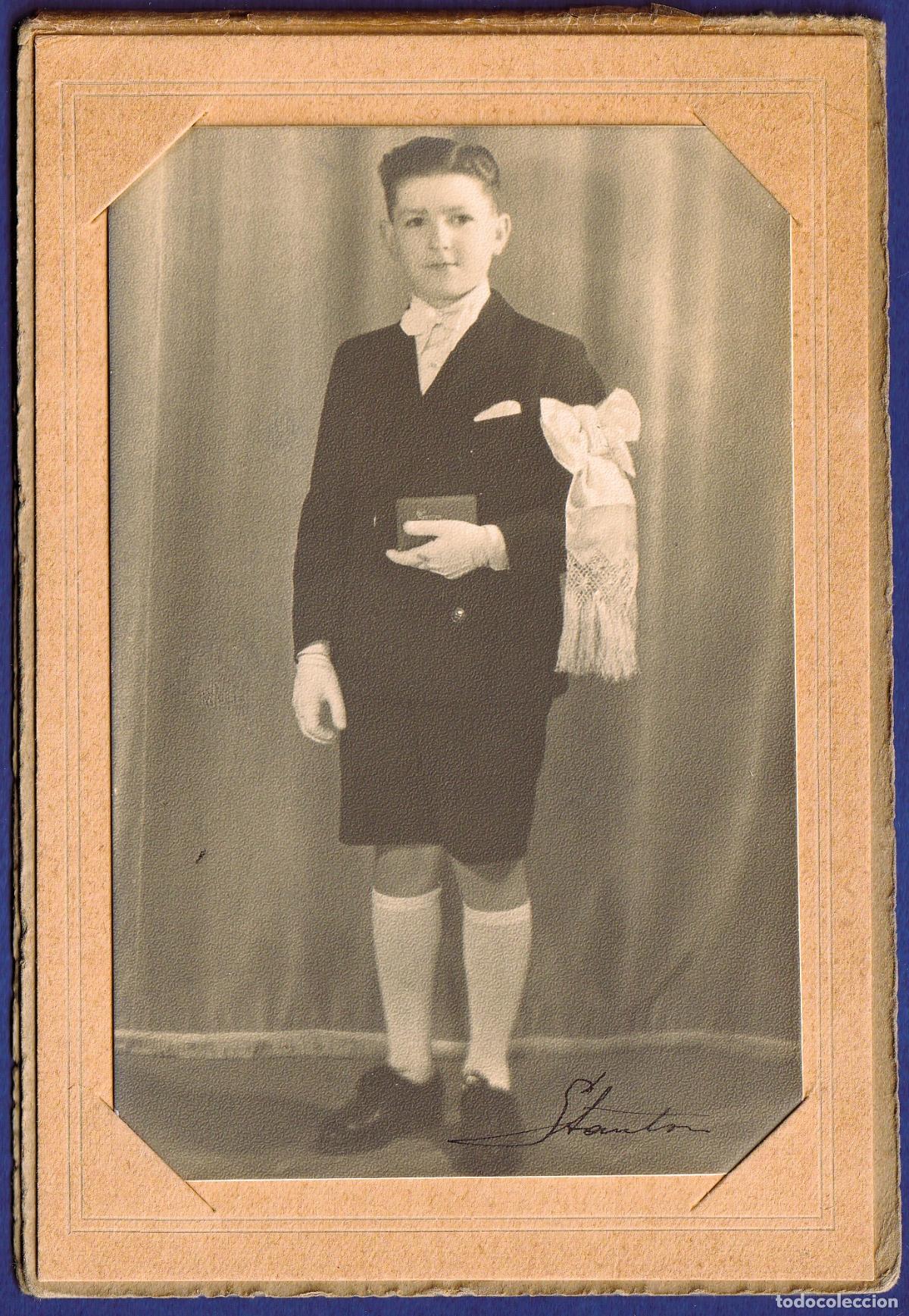 Alte Fotografie: Retrato de estudio de un ni&ntilde;o de comuni&oacute;n, d&eacute;cada de los 20, en carpetilla, Estudio Stanton - CLC