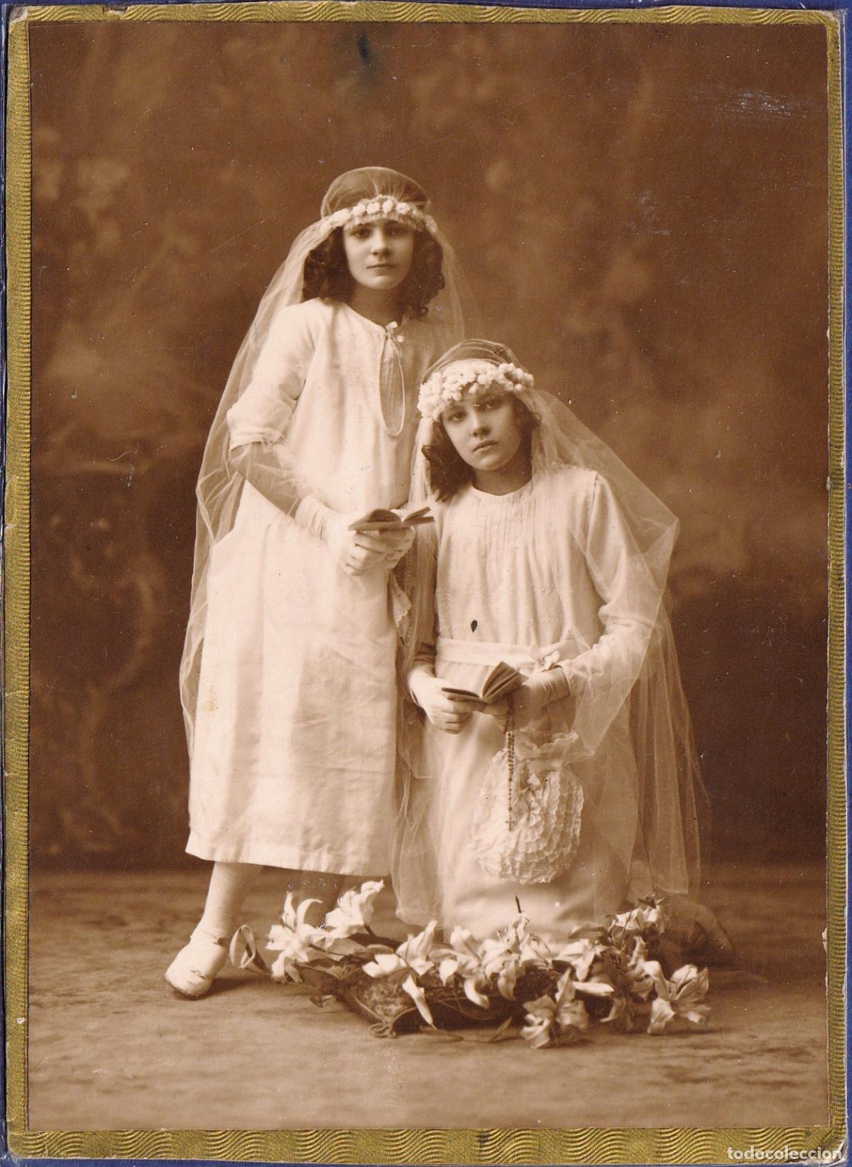 Alte Fotografie: Retrato de estudio de dos ni&ntilde;as de comuni&oacute;n, d&eacute;cada de los 20, sobre cart&oacute;n dorado - CLC