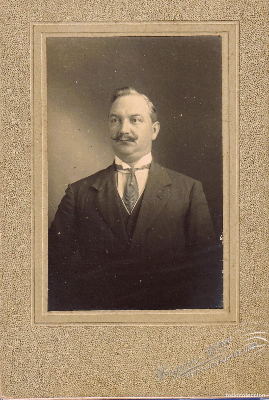 Fotografia antica: Retrato de estudio de un caballero del XIX, con paspartout, Estudio Dagnino Hnos. B. Aires - CLC