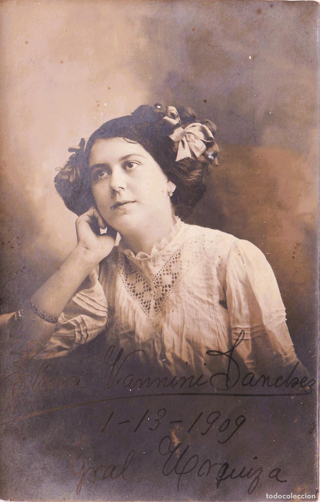 Alte Fotografie: 1909 Retrato de estudio de Clara autografiada al frente y dedicada al dorso - CLC
