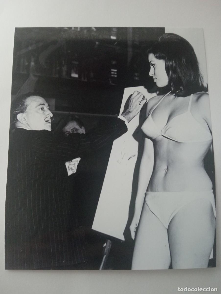 Fotograf&iacute;a antigua: FOTO FOTOGRAFIA DE SALVADOR DALI PINTANDO A RAQUEL WELCH EN BIKINI A&Ntilde;O 1965 SEX SYMBOL EL CUERPO