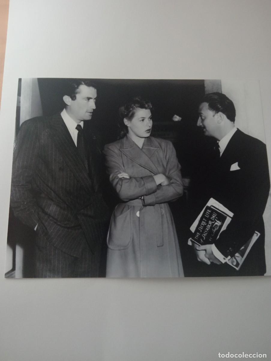 Fotograf&iacute;a antigua: FOTO FOTOGRAFIA DE SALVADOR DALI CON INGRID BERGMAN Y GREGORY PECK