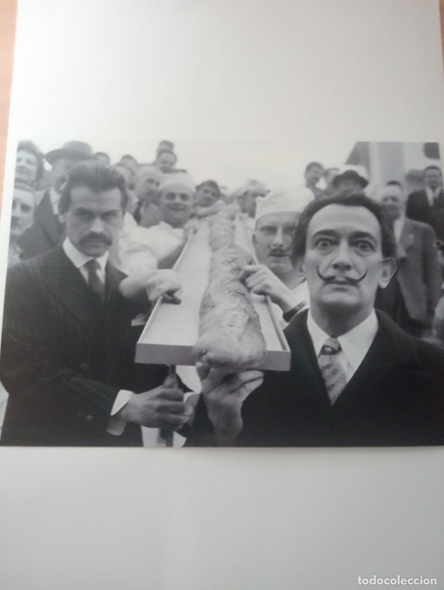 Fotograf&iacute;a antigua: FOTO FOTOGRAFIA DE SALVADOR DALI CON GEORGES MATHIEU A&Ntilde;O 1958 CON SU PAN GIGANTE DE 12 METROS PARIS