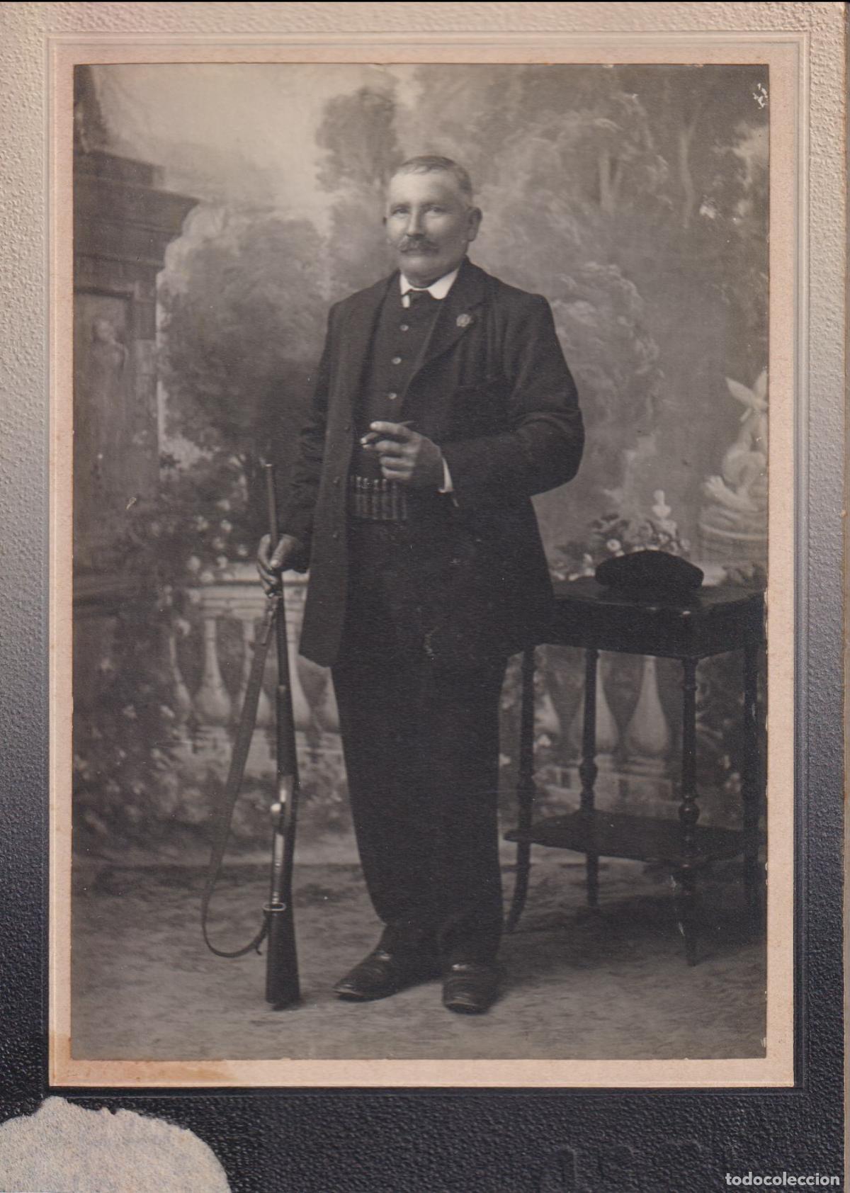 Fotografia antiga: ANTIGUO RETRATO DE ESTUDIO DE UN CAZADOR - XATAR - BADALONA - FINALES S.XIX