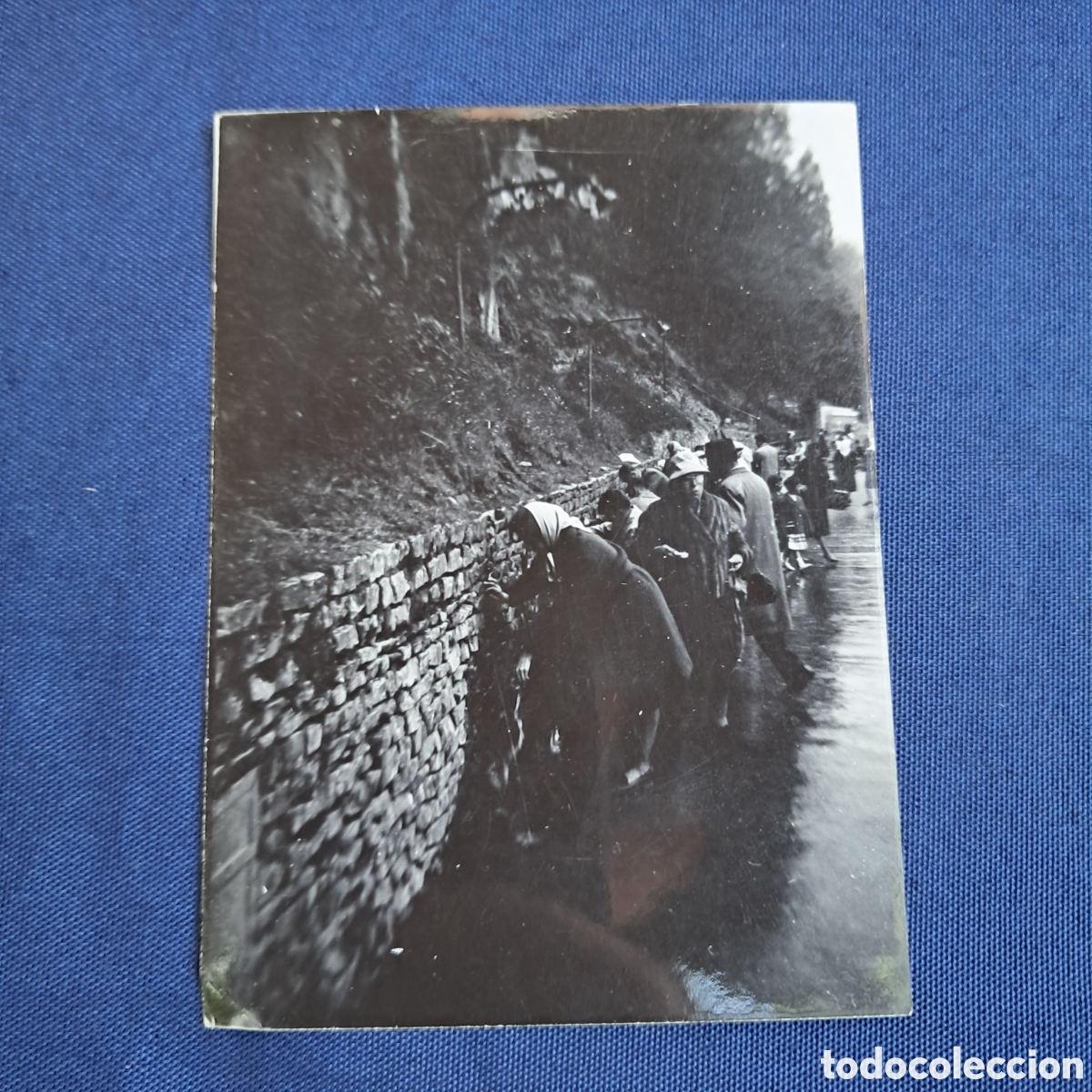Alte Fotografie: Antigua fotograf&iacute;a de los 18 grifos junot a la Gruta de Massabielle en el Santuariode Lourdes, 1961