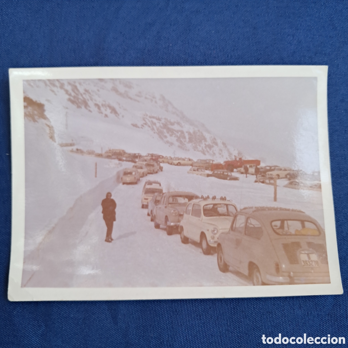 Alte Fotografie: Antigua fotograf&iacute;a de un vista nevada y coches parados en el Pas de la Casa, Andorra, a&ntilde;os 60