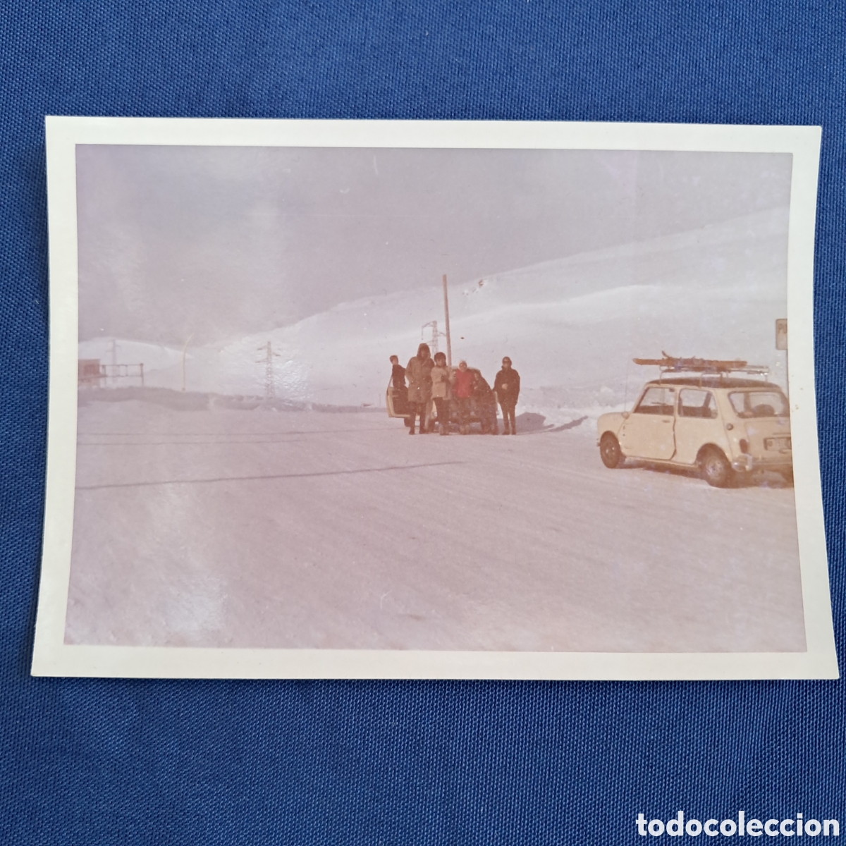 Alte Fotografie: Antigua fotograf&iacute;a de un vista nevada y coches parados en el Pas de la Casa, Andorra, a&ntilde;os 60